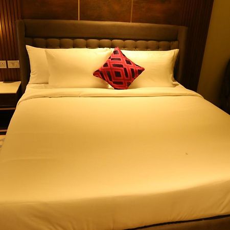 Dreamz Inn & Suites Zirakpur Экстерьер фото
