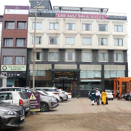 Dreamz Inn & Suites Zirakpur Экстерьер фото