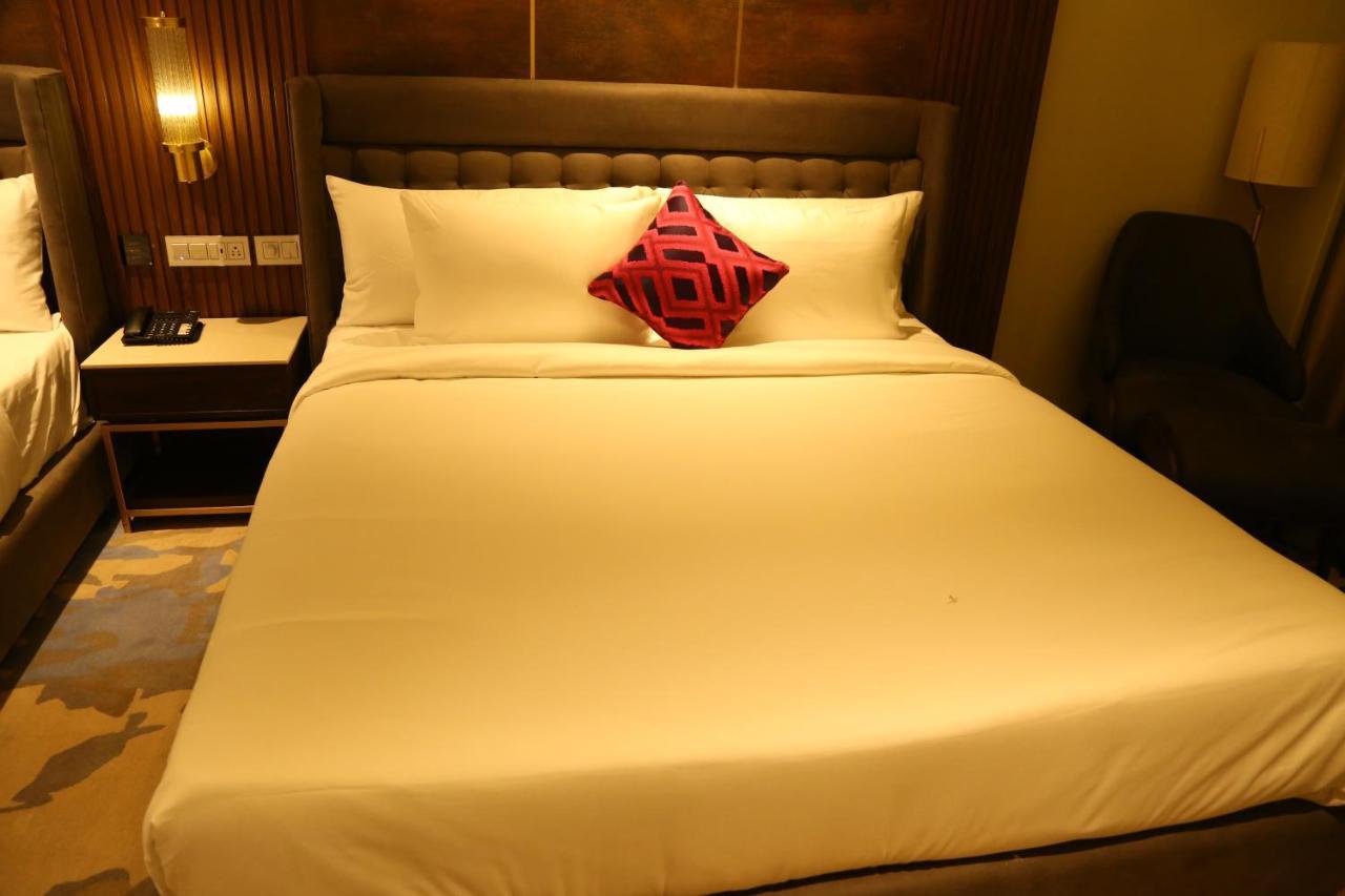 Dreamz Inn & Suites Zirakpur Экстерьер фото
