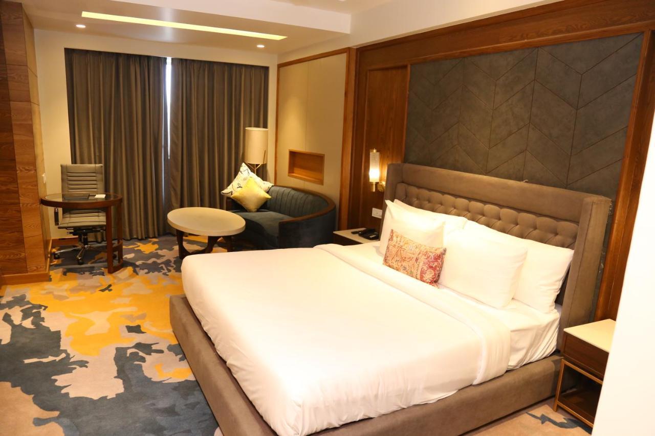 Dreamz Inn & Suites Zirakpur Экстерьер фото