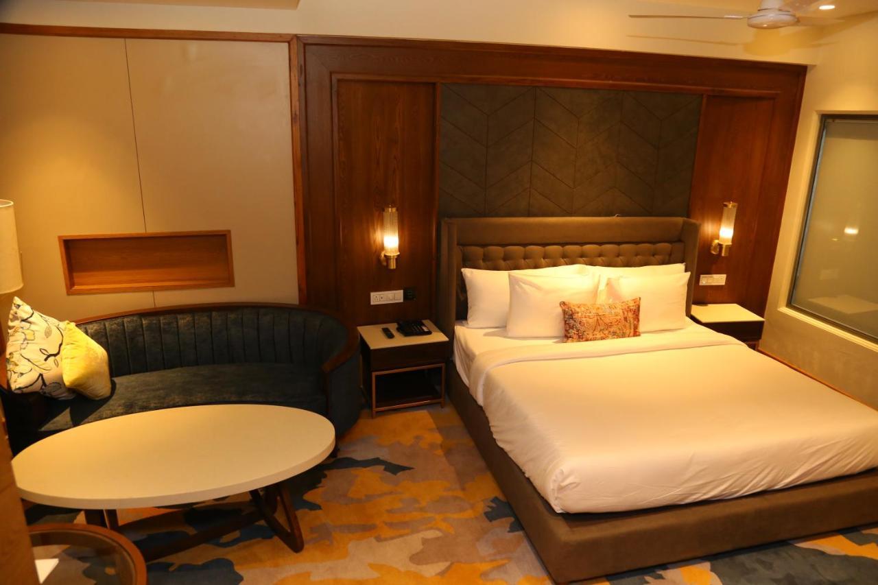 Dreamz Inn & Suites Zirakpur Экстерьер фото