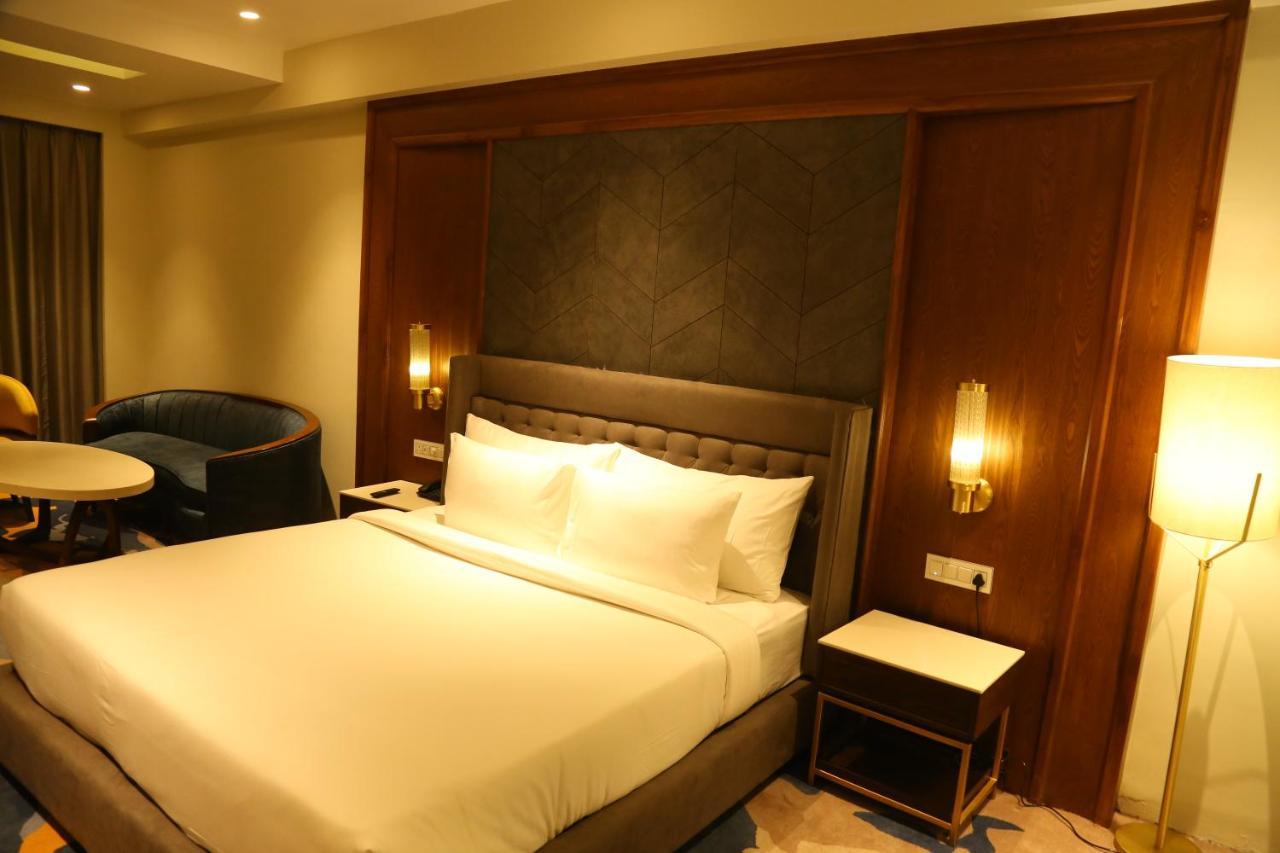 Dreamz Inn & Suites Zirakpur Экстерьер фото