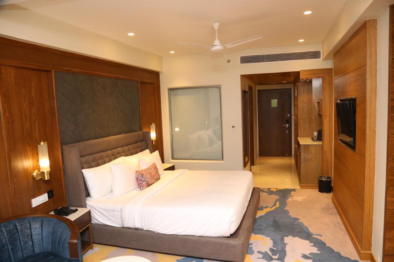 Dreamz Inn & Suites Zirakpur Экстерьер фото