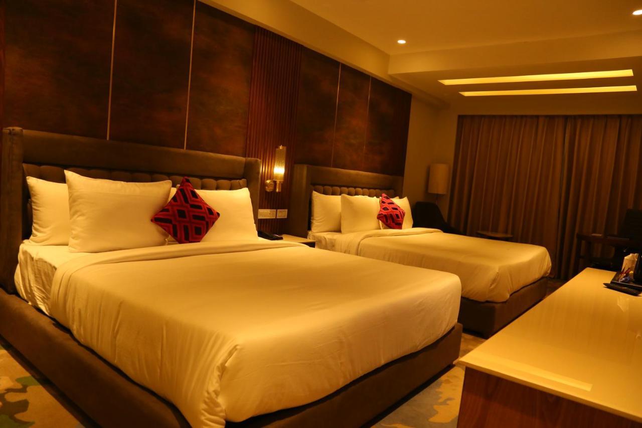 Dreamz Inn & Suites Zirakpur Экстерьер фото