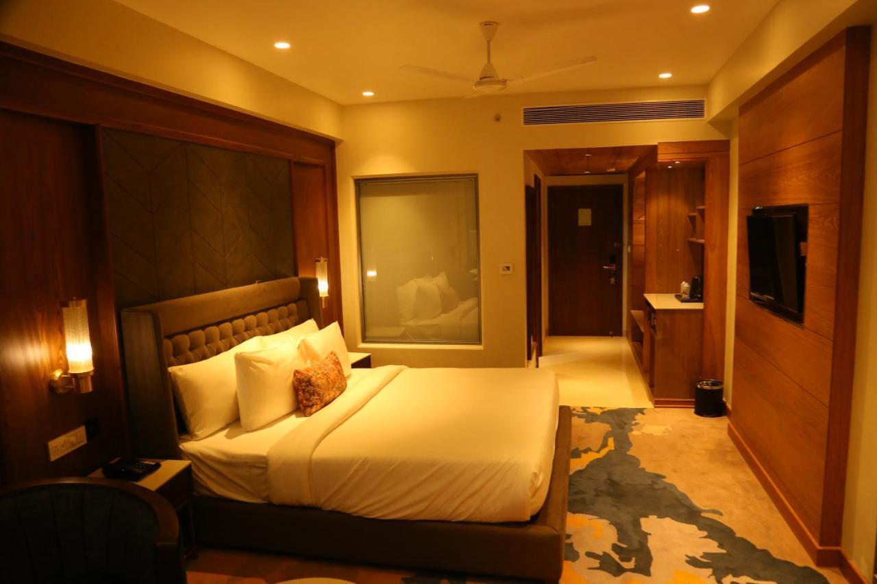 Dreamz Inn & Suites Zirakpur Экстерьер фото