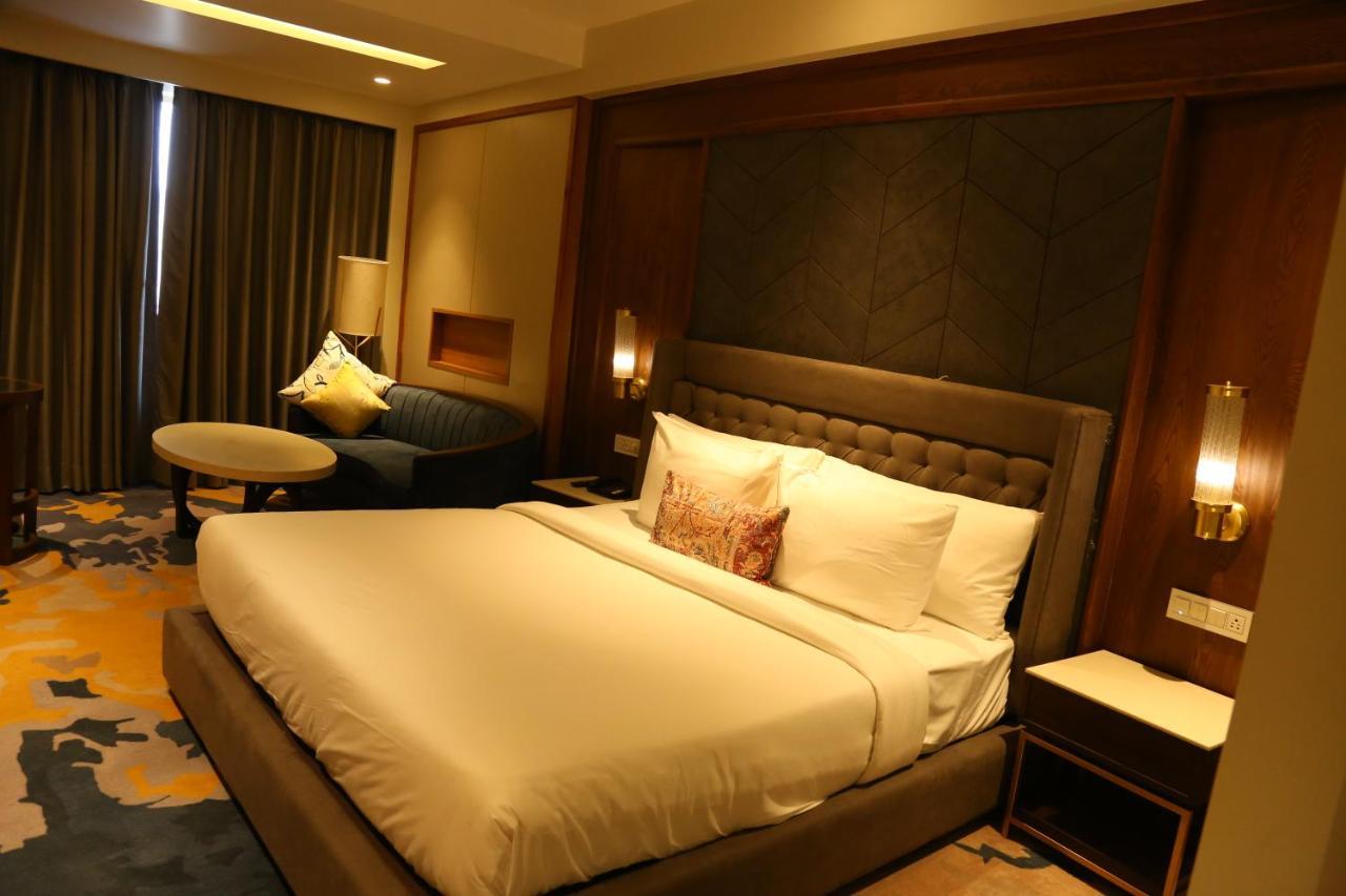 Dreamz Inn & Suites Zirakpur Экстерьер фото