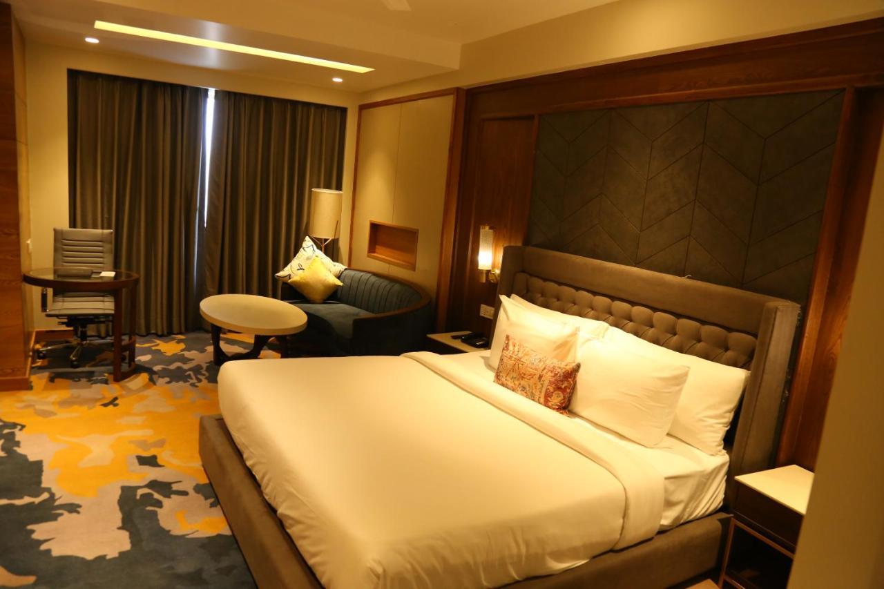Dreamz Inn & Suites Zirakpur Экстерьер фото