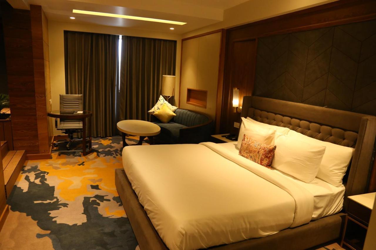 Dreamz Inn & Suites Zirakpur Экстерьер фото
